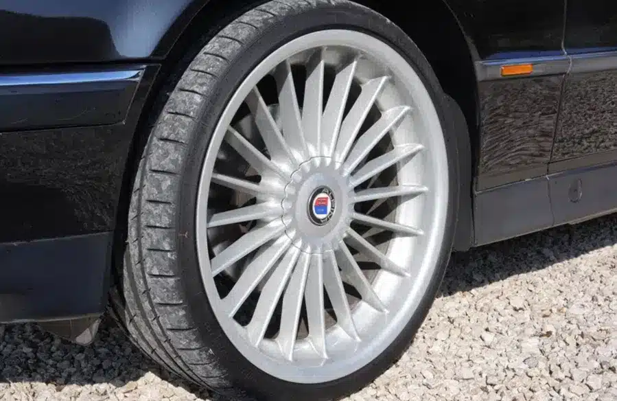 De bizarre auto's van Joel Beukers: dit staat er achter de kentekens 6 BMW 750iL TZ427G
