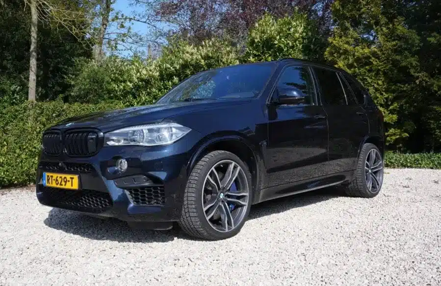De bizarre auto's van Joel Beukers: dit staat er achter de kentekens 7 BMW X5 M RT629T