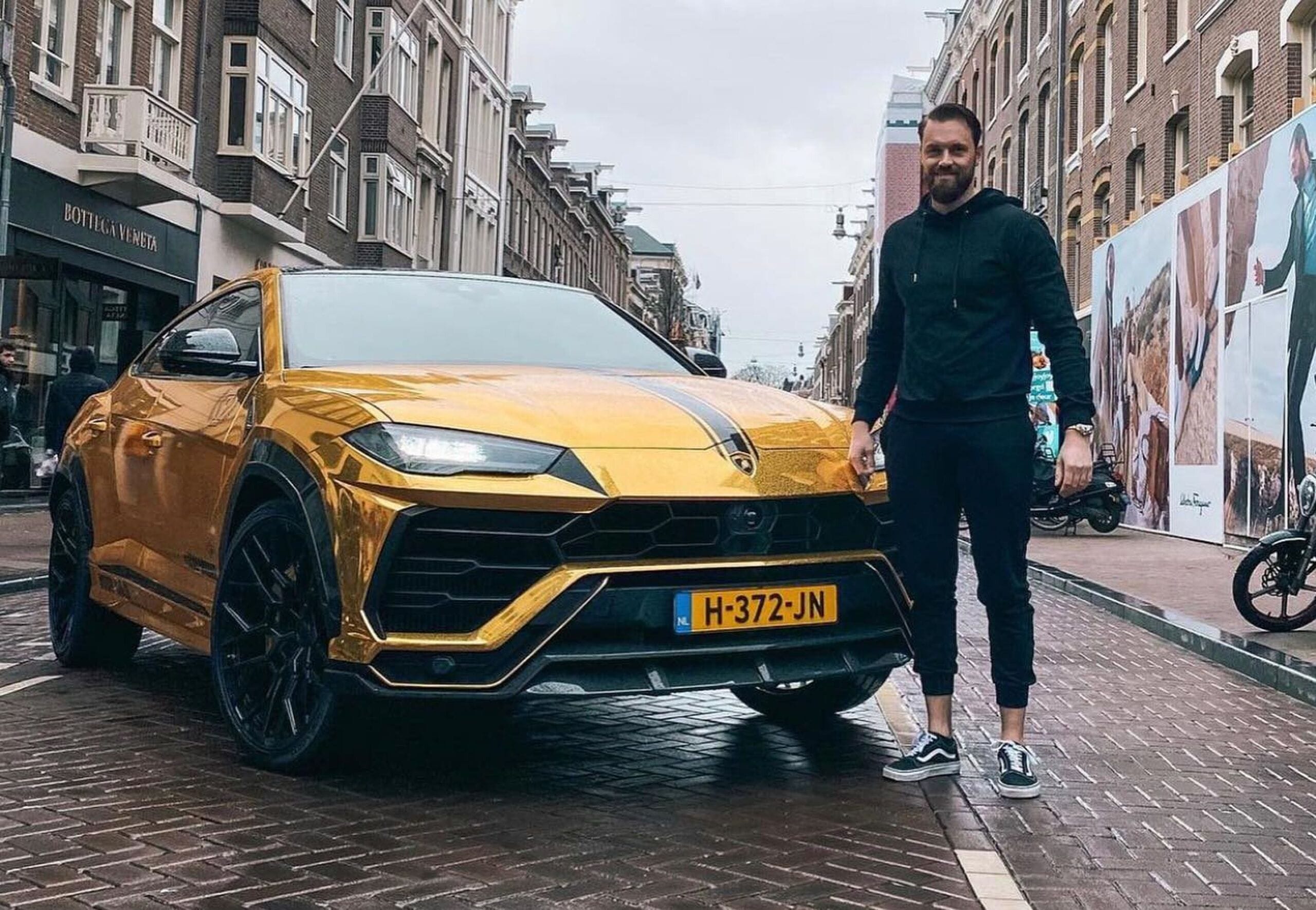 Lamborghini Urus H372JN rond Joel Beukers Van Lamborghini Urus tot Ferrari 812 en G 63 AMG 6x6: ontdek de bekende auto's van Joel Beukers, inclusief kentekens en WielWeet kentekencheck.
