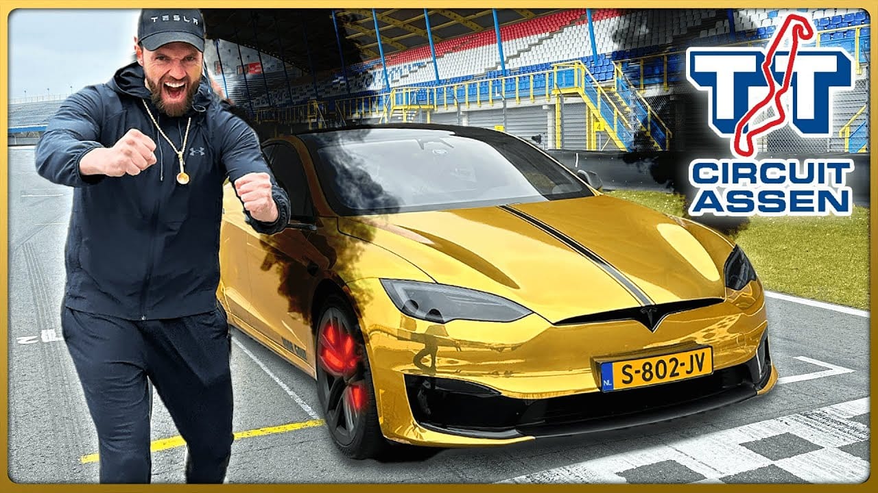 De bizarre auto's van Joel Beukers: dit staat er achter de kentekens 8 Tesla Model S Plaid in YouTube-context
